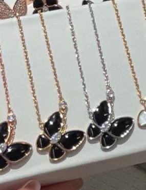 Vca set* 🦋
Necklace 
Earrings 
Ring 💍 

130 dhs🪙💚
normal box 📦

Zain48
♥️♥️♥️
