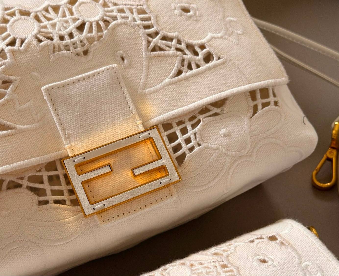 FENDI 
NEW DESIGN
 MASTER QUALITY WITH BOX 
350 DHS✅

Zain295
♥️♥️♥️