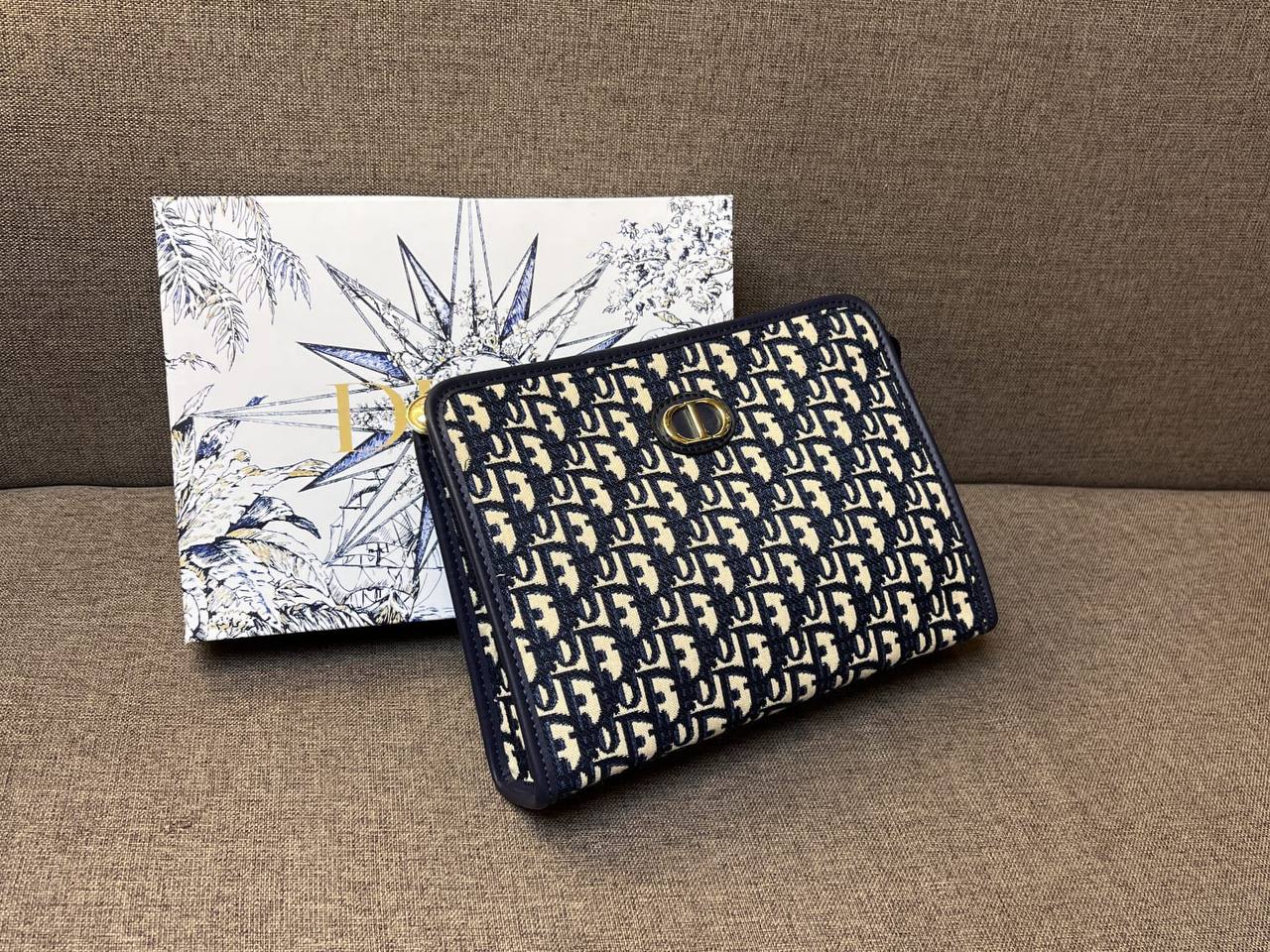 Goyard
70 dhs✅
with box
🎁🎁🎁

25cm

Zain26
♥️♥️♥️