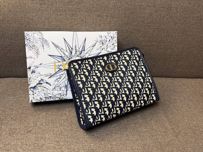 Goyard
70 dhs✅
with box
🎁🎁🎁

25cm

Zain26
♥️♥️♥️