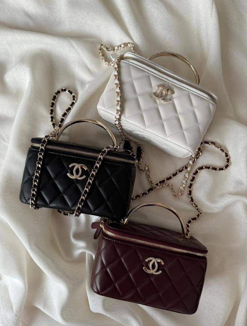 Chanel

110 dhs❣️

High-quality product 
with box
🎁🎁🎁

Zain35
♥️♥️♥️
