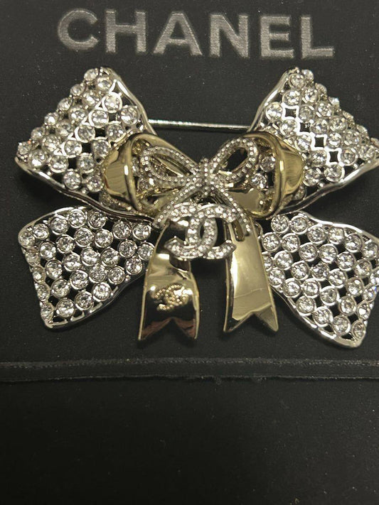 CHANEL ❤️‍🔥*
Brooch 🦋
Master quality 💯
With normal boxes 📦 
45 dhs🌺
With master box 🗃️ 
55 dhs🌺

Zain216
♥️♥️♥️