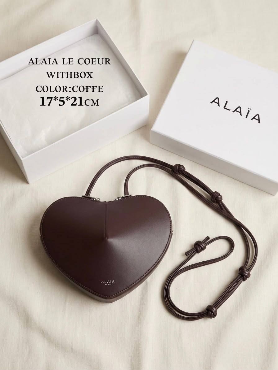 Alaia
 ʟᴇ ᴄᴏᴇᴜʀ ʜᴇᴀʀᴛ sʜᴀᴘᴇ ᴄʀᴏssʙᴏᴅʏ 
sɪʟᴠᴇʀ ʜᴀʀᴅᴡᴀʀᴇ  
𝟐ᴢɪᴘ ᴄʟᴏsᴜʀ  ᴀᴅᴊᴜsᴛᴀʙʟᴇ sᴛʀᴀᴘ 
ᴀʟᴀɪᴀ ᴅᴜsᴛ ʙᴀɢ
ᴡɪᴛʜʙᴏx
🎁🎁🎁

125 dhs✅

Zain56
♥️♥️♥️