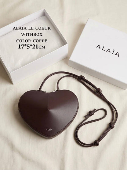 Alaia
 ʟᴇ ᴄᴏᴇᴜʀ ʜᴇᴀʀᴛ sʜᴀᴘᴇ ᴄʀᴏssʙᴏᴅʏ 
sɪʟᴠᴇʀ ʜᴀʀᴅᴡᴀʀᴇ  
𝟐ᴢɪᴘ ᴄʟᴏsᴜʀ  ᴀᴅᴊᴜsᴛᴀʙʟᴇ sᴛʀᴀᴘ 
ᴀʟᴀɪᴀ ᴅᴜsᴛ ʙᴀɢ
ᴡɪᴛʜʙᴏx
🎁🎁🎁

125 dhs✅

Zain56
♥️♥️♥️