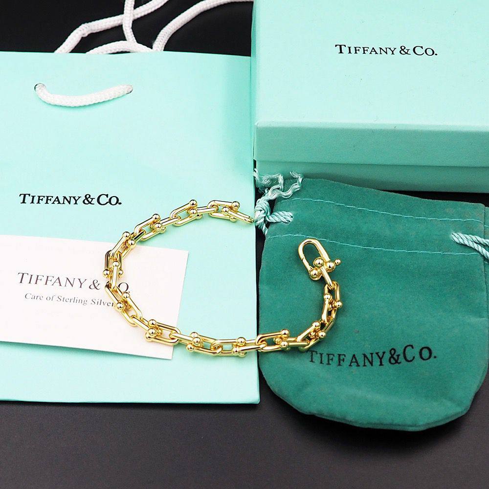 Tiffany ❤️‍🔥*
Bracelet 💥
Master quality 💯
With normal boxes 🗃️ 
55 dhs✅
With master box 📦 
90 dhs✅

Zain216
♥️♥️♥️
