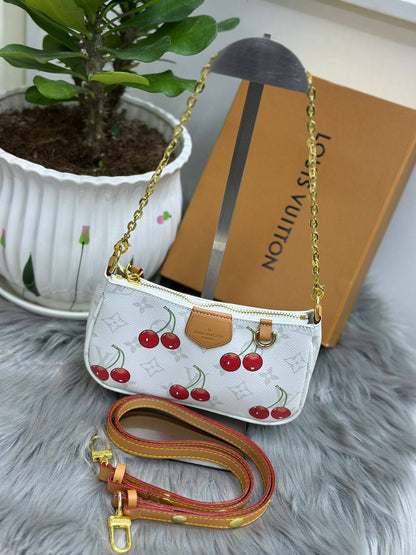 LV
SIZE  ……… 20CM🥰
85 dhs🪙🌨️

with BOX🌷
🎁🎁🎁

Zain244
♥️♥️♥️