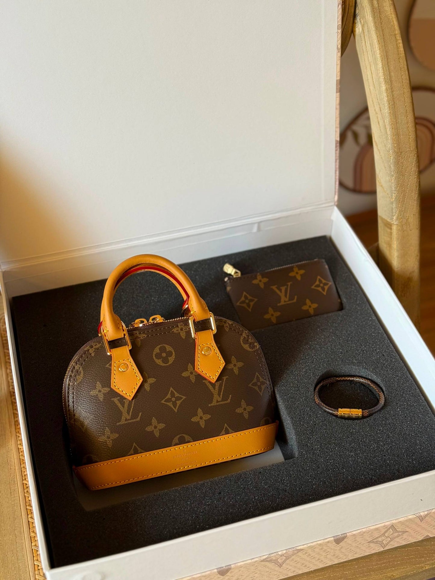 New Collection✨✨✨
LV
17cm
390 dhs✅
*FULL SETT(GIFT BOX)*😍😍
*MASTER QUALITY*
With box

Zain167
♥️♥️♥️