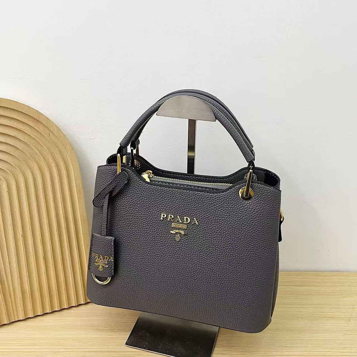 Prada

24*18*12 cm

70 dhs🇦🇪🇦🇪

Zain17
♥️♥️♥️