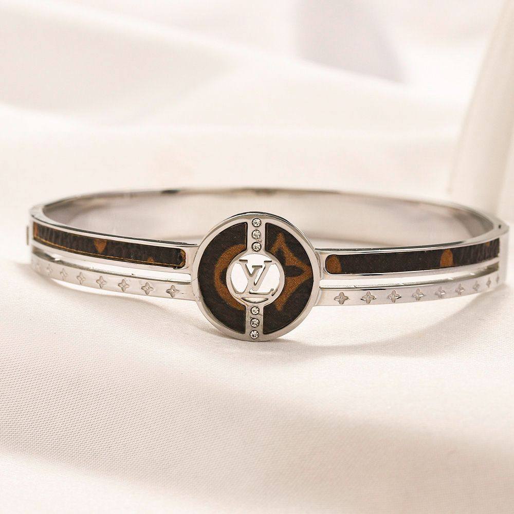 New arrival branded bangle and bracelet 
40 dhs💓

Zain243
♥️♥️♥️
