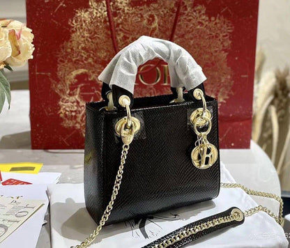 ❤️Lady Dior rare materials
1️⃣ First quality +🎁
Size : 18 * 14 * 7 cm
115 dhs❣️
with box 🎁

Zain115
♥️♥️♥️