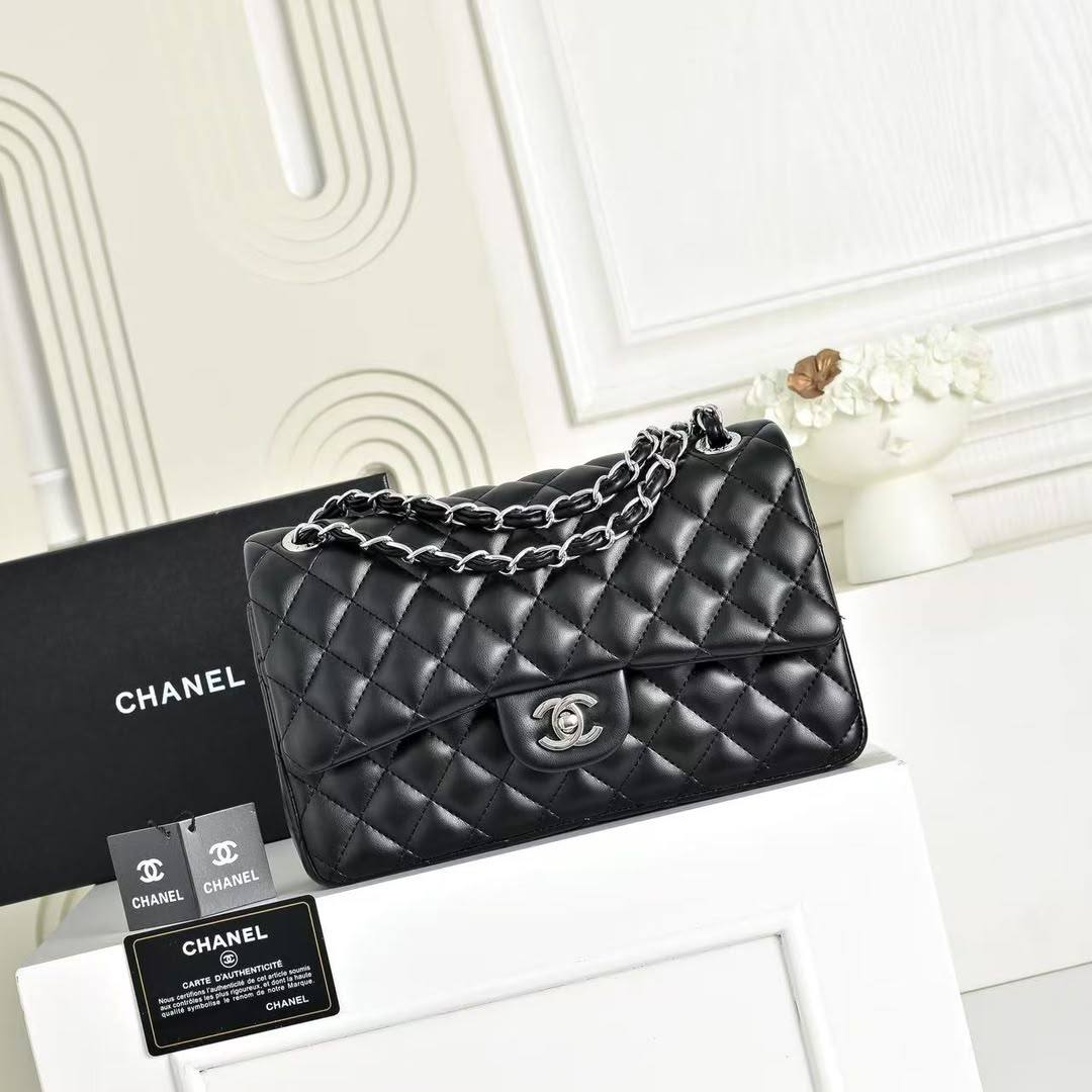 Chanel 
100 dhs✅
with box🎁
Size 25×7×15cm

Zain42
♥️♥️♥️