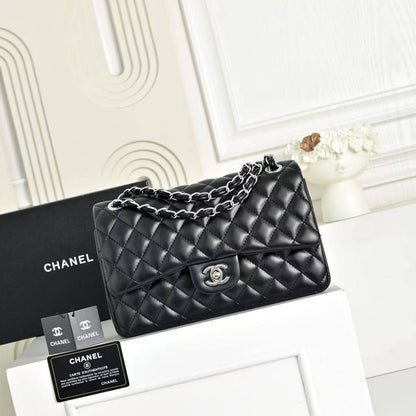 Chanel 
100 dhs✅
with box🎁
Size 25×7×15cm

Zain42
♥️♥️♥️