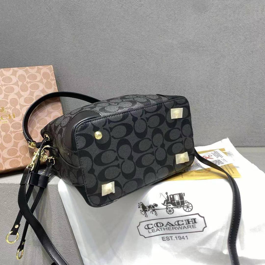 Coach
22.5*21.5*13.5 cm

90 dhs🪙🌨️

with box
🎁🎁🎁

Zain17
♥️♥️♥️