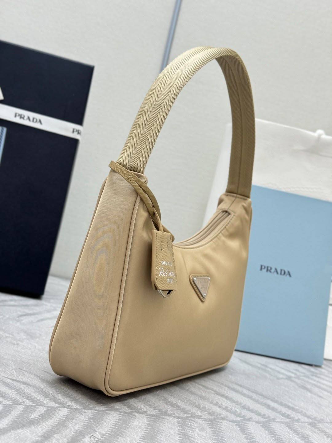 Prada

Model:Re-Edition Mini Bag (likely)

Material:Nylon (likely Re-Nylon or nylon fabric)👌🏼🪡
 
Size:22cm

Style: Casual luxury, suitable for everyday use🙂‍↔️

For Price 👇 WhatsApp✅
0568585901 
0507557372
0552275751 Owner Zain 👌

Zain325
♥️♥️♥️