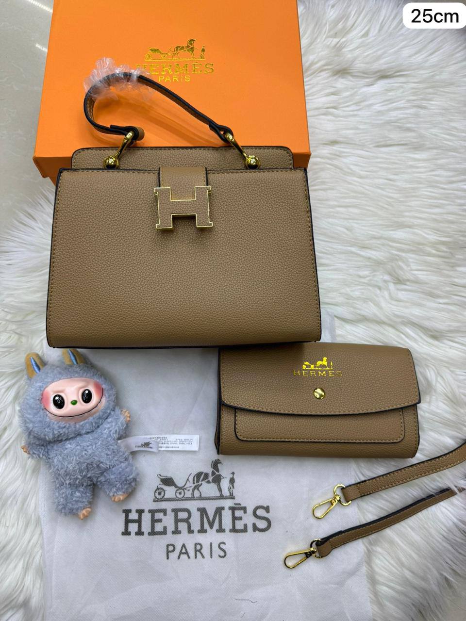 💞 Hermes 2 in 1
1️⃣ First quality ＋🎁
Size : 25 * 13 * 16 cm
95 dhs🇦🇪
with box🎁

Zain115
♥️♥️♥️