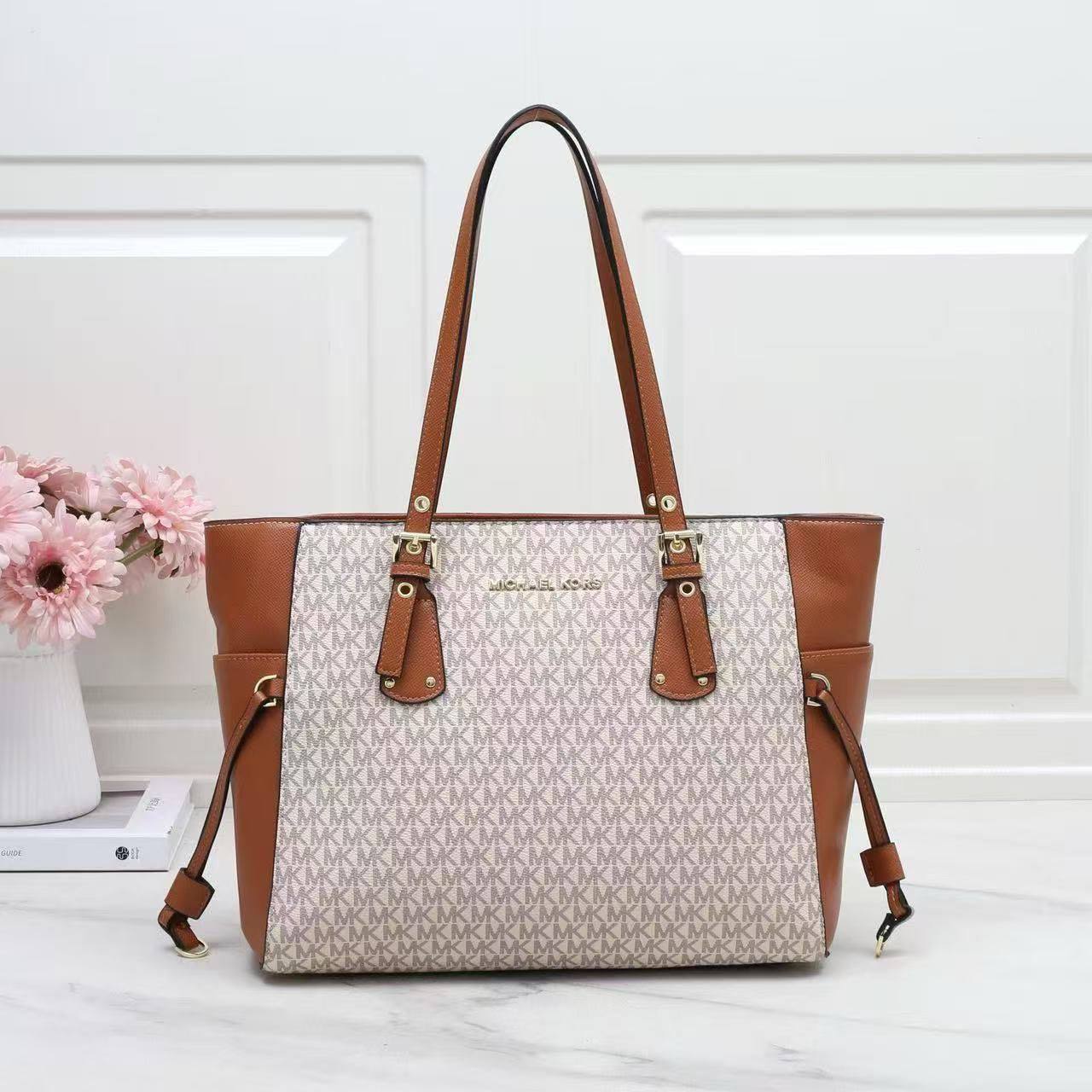 Mk  
size:33×27×14 
100 dhs✅

Zain114
♥️♥️♥️