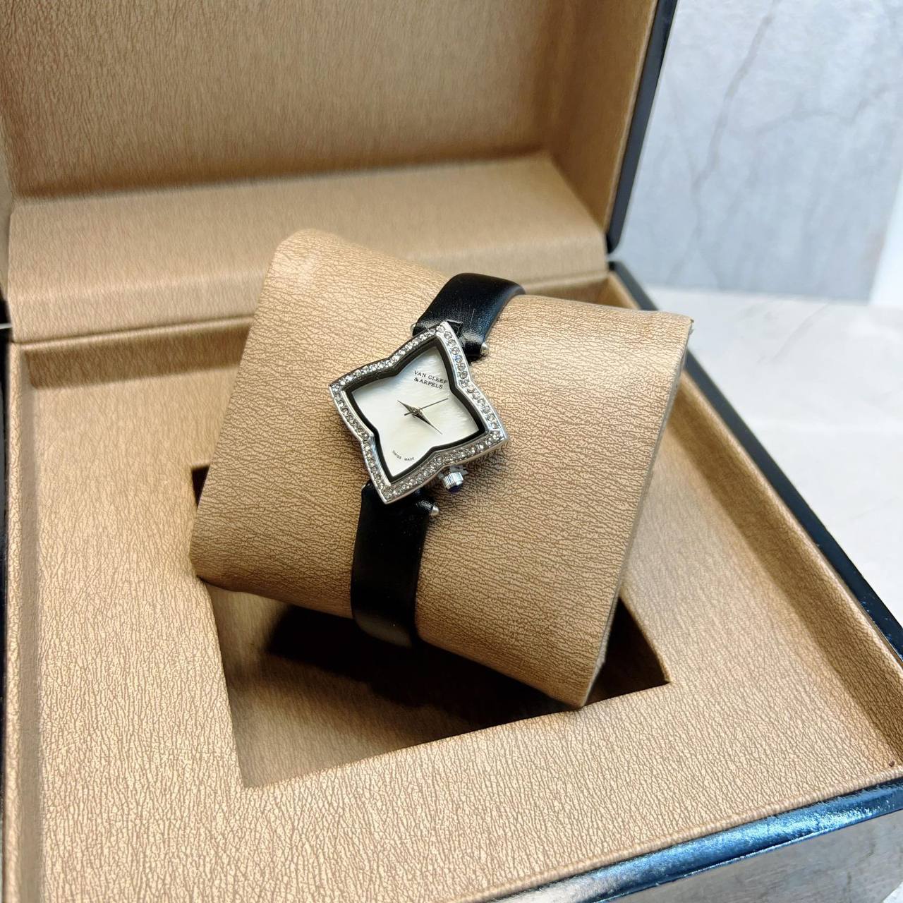 Leather belt 
ladies watches 
55 dhs🌺

Zain45
♥️♥️♥️