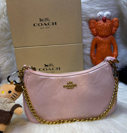 Coach
good quality, comes 
with box, 
🎁🎁🎁

size... 25 * 14 cm
90 dhs❣️

Zain12
♥️♥️♥️