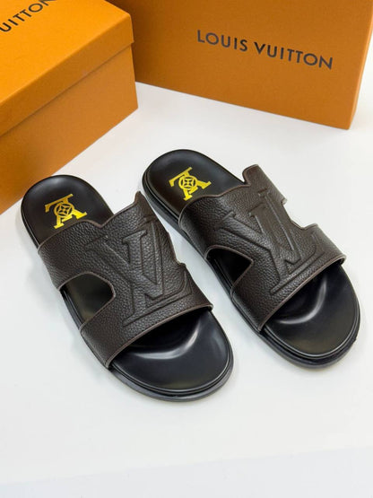 OFFER 🥰 
LV SLIPPER
75 dhs✅
Size 39-46

Zain40
♥️♥️♥️