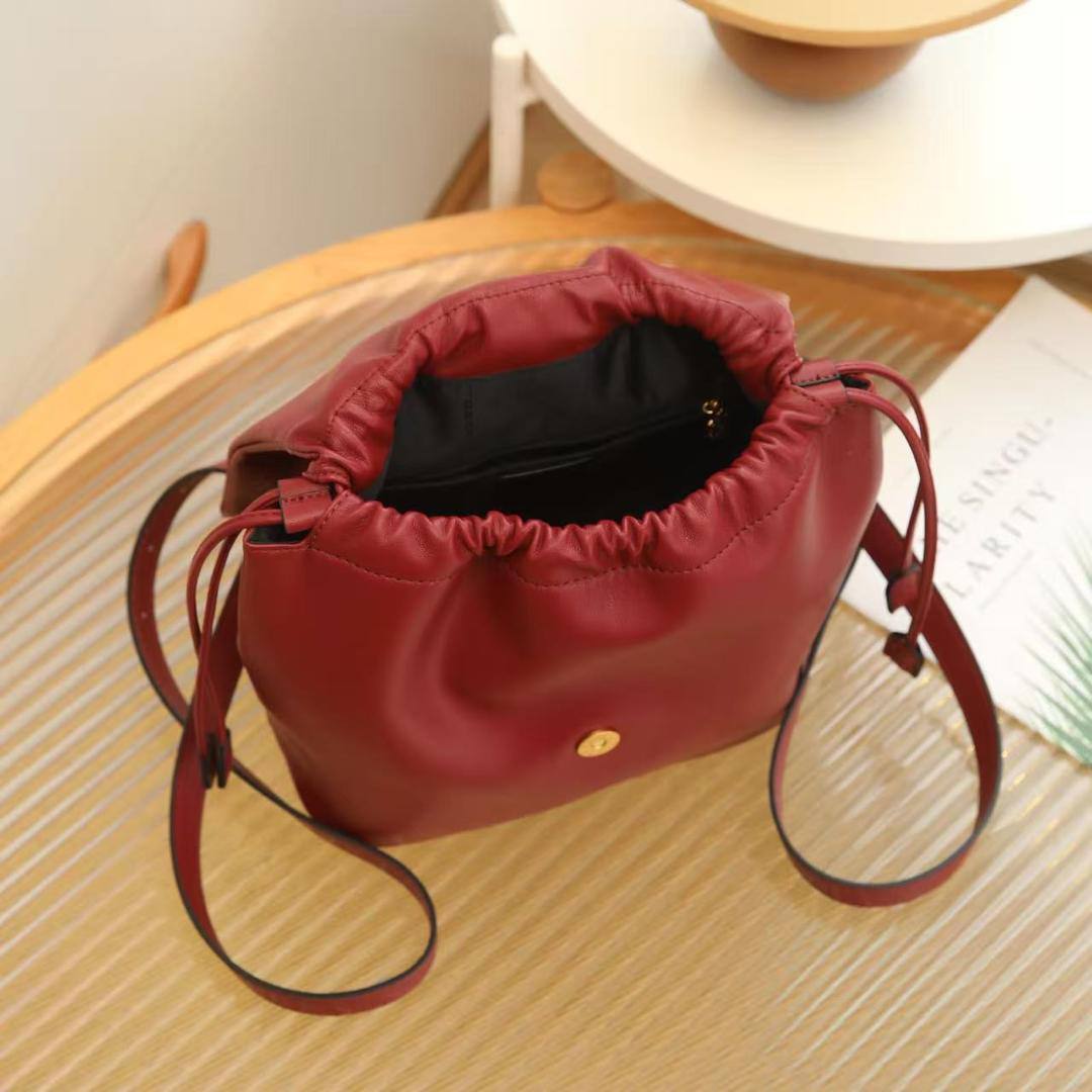 Fendi
95 dhs🇦🇪🇦🇪 
high quality  26cm

Zain26
♥️♥️♥️