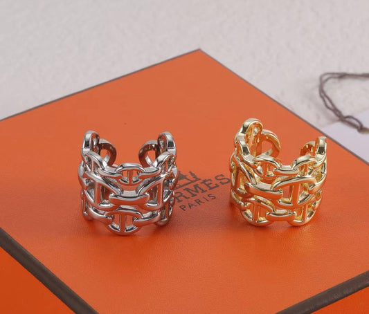 Hermes ❤️‍🔥*
Ring 💍 
Free size ✨
Master quality 💯
With normal boxes 🗃️ 
45 dhs❣️
With master box 📦 
55 dhs❣️

Zain216
♥️♥️♥️