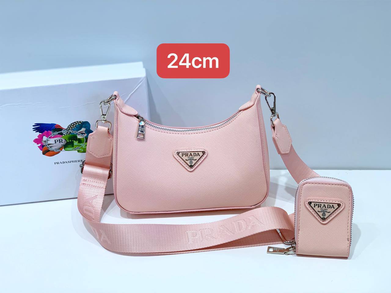 Prada

with box
🎁🎁🎁

100 dhs💓

Zain102
♥️♥️♥️