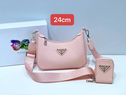 Prada

with box
🎁🎁🎁

100 dhs💓

Zain102
♥️♥️♥️