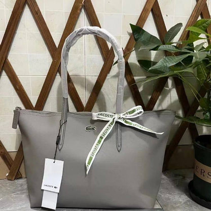 Lacoste
50 dhs✅
size 46×28×12cm

Zain42
♥️♥️♥️