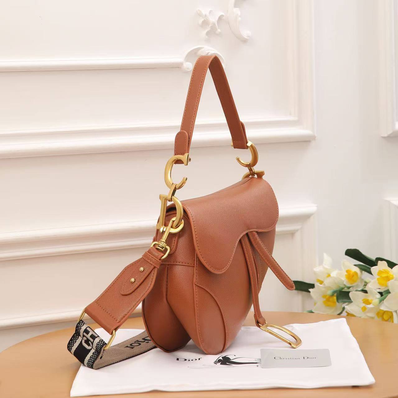 Dior
withbox 
120 dhs✅

Zain143
♥️♥️♥️