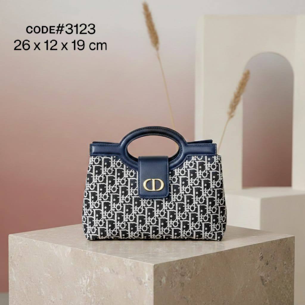 CHRISTIAN DIOR
ᴊᴏʟɪᴇ ᴛᴏᴘ ʜᴀɴᴅʟᴇ
ᴡɪᴛʜ ʟᴏɴɢ ʙᴇʟᴛ sᴛʀᴀᴘ
ɢᴏʟᴅ ʜᴀʀᴅᴡᴀʀᴇ
sɪᴢᴇ : 26 cm

75 dhs💓

Zain31
♥️♥️♥️