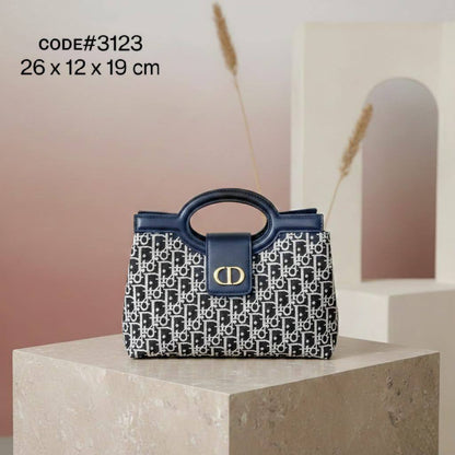 CHRISTIAN DIOR
ᴊᴏʟɪᴇ ᴛᴏᴘ ʜᴀɴᴅʟᴇ
ᴡɪᴛʜ ʟᴏɴɢ ʙᴇʟᴛ sᴛʀᴀᴘ
ɢᴏʟᴅ ʜᴀʀᴅᴡᴀʀᴇ
sɪᴢᴇ : 26 cm

75 dhs💓

Zain31
♥️♥️♥️