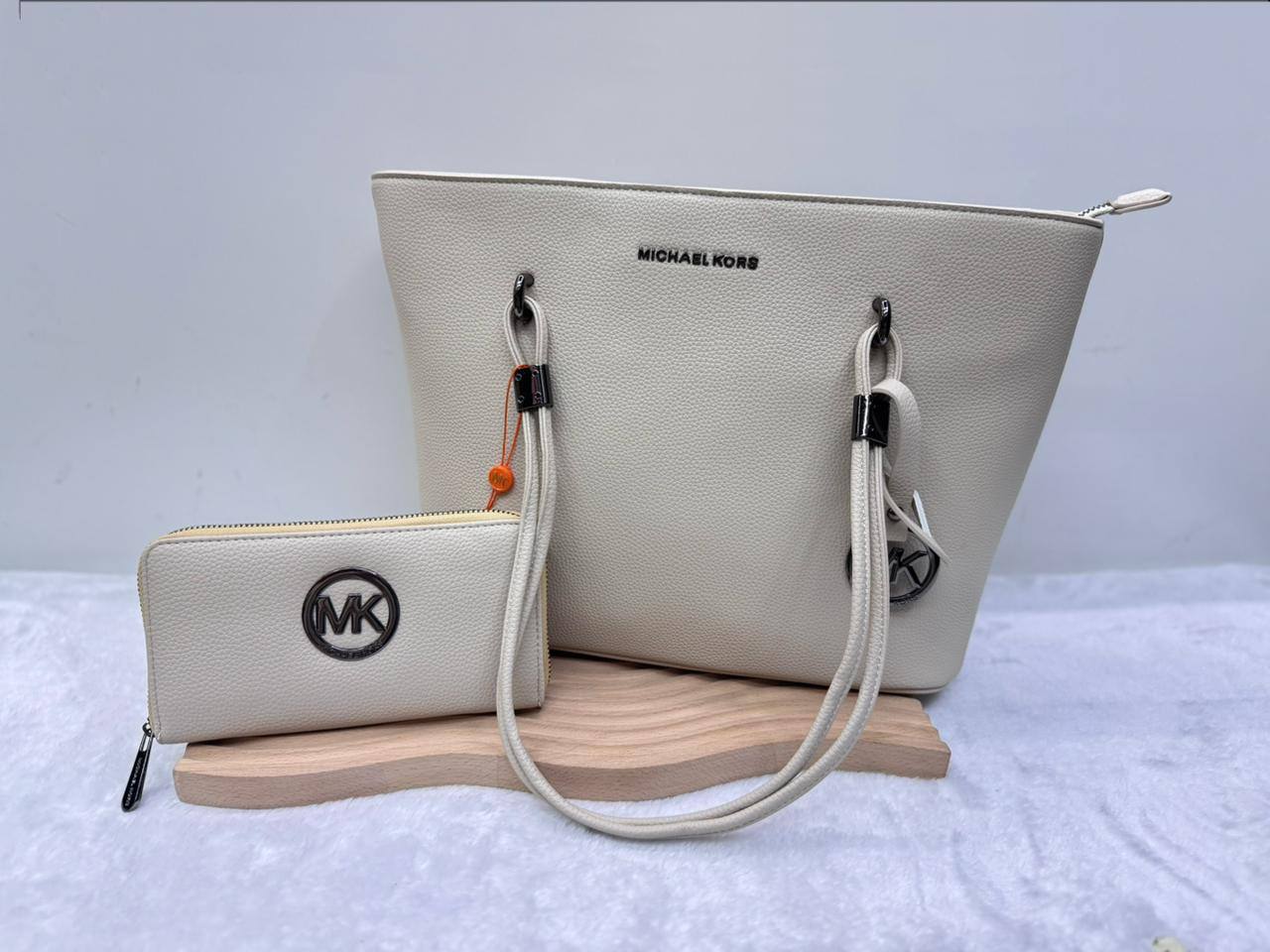 Mk 
with wallet  
size:33×26×13.5cm  
110 dhs💓

Zain114
♥️♥️♥️