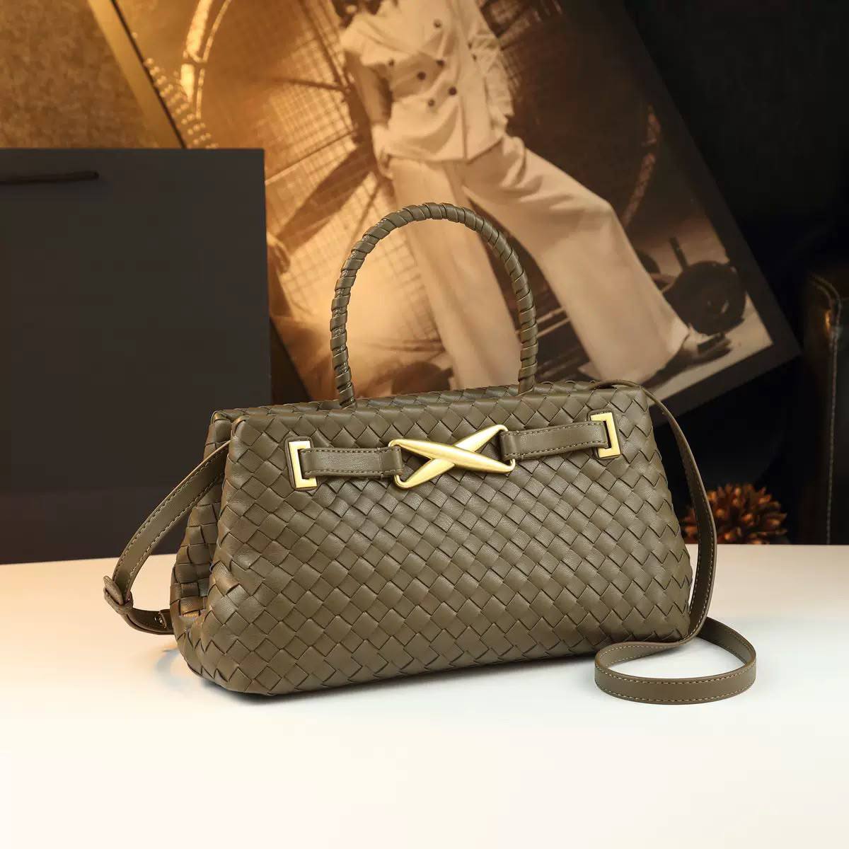 BOTTEGA NEW CAME HIGH QUALITY WITH BOX 
150 dhs✅

Zain295
♥️♥️♥️