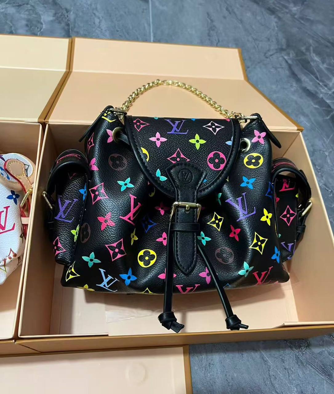 LV

NEW CAME HIGH QUALITY 

WITH BOX 
🎁🎁🎁

120 dhs🌺

Zain39
♥️♥️♥️