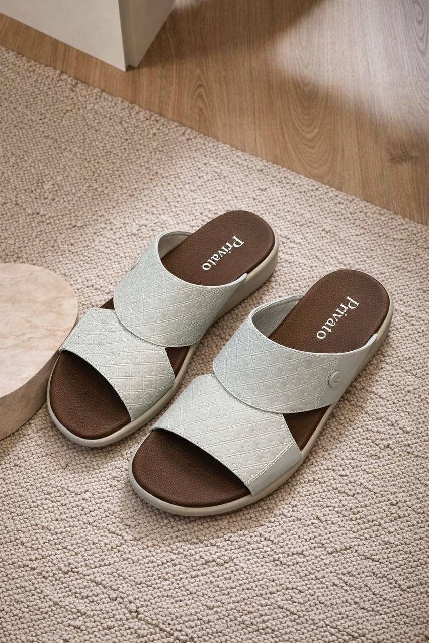 slippers for men good quality  with box and paper bag size available (40to46) 6to12) 
180 dhs❣️

Zain59
♥️♥️♥️