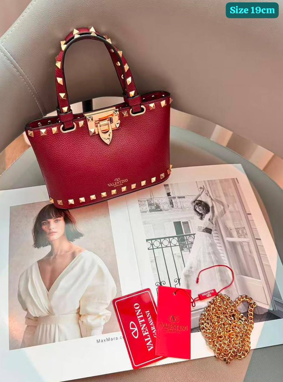Valentino
Good quality 
with box 
120 dhs✅

Zain186
♥️♥️♥️