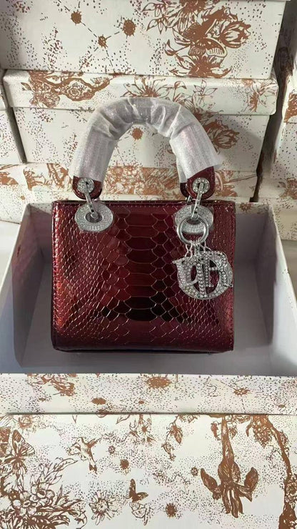 💎 Lady Dior 
1️⃣ First quality +🎁
Logo with diamond💎
Size : 17 * 14 * 7 cm
125 dhs❤️
with box 🎁

Zain115
♥️♥️♥️