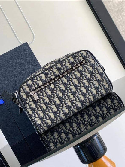Dior 

Toilettery Bag 

Good Quality
170 dhs🇦🇪🇦🇪

Zain33
♥️♥️♥️
