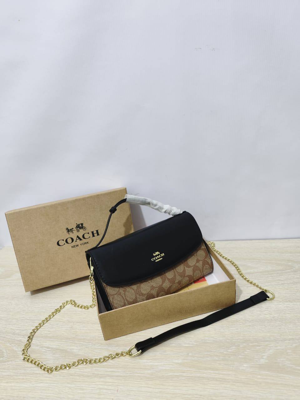 Coach

70 dhs🪙💕 

high quality 

with box  
🎁🎁🎁
23cm

Zain26
♥️♥️♥️