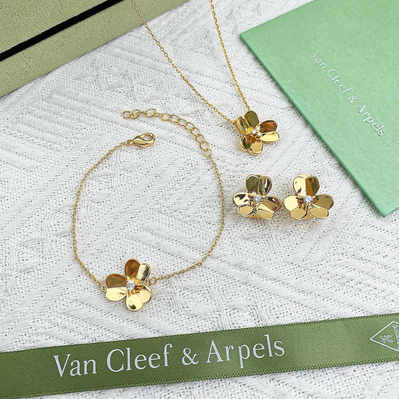 VCA SET 🦋
Necklace 🔥
Earring🍁
Bracelet 🌸
Master quality 💯
With normal boxes 📦 
120 dhs🪙🌨️
With master box 🗃️ 
150 dhs🪙🌨️

Zain216
♥️♥️♥️