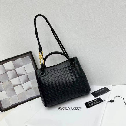 Bottega 
90 dhs✅
size 25×9×21cm

Zain213
♥️♥️♥️