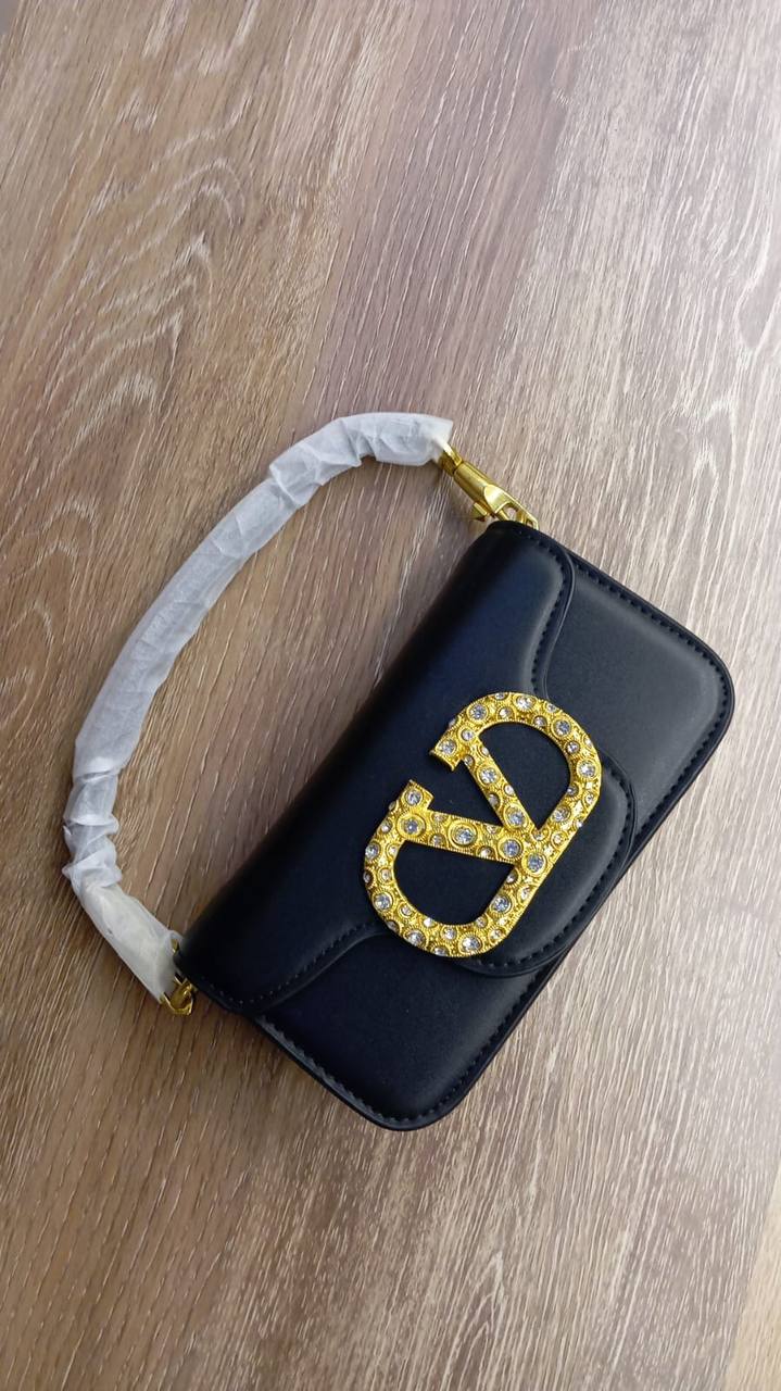 Valentino
Good quality 
with box 
🎁🎁🎁

100 dhs✅

Zain186
♥️♥️♥️