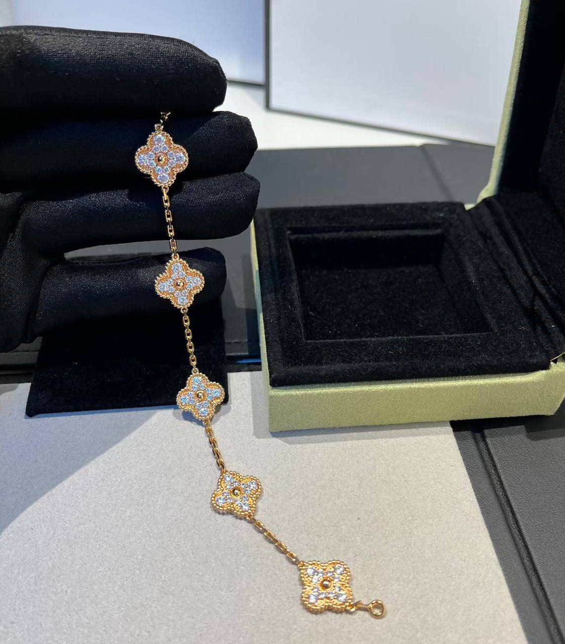 VCA  
neckless and breslet 

45 dhs🇦🇪🇦🇪

Zain25
♥️♥️♥️