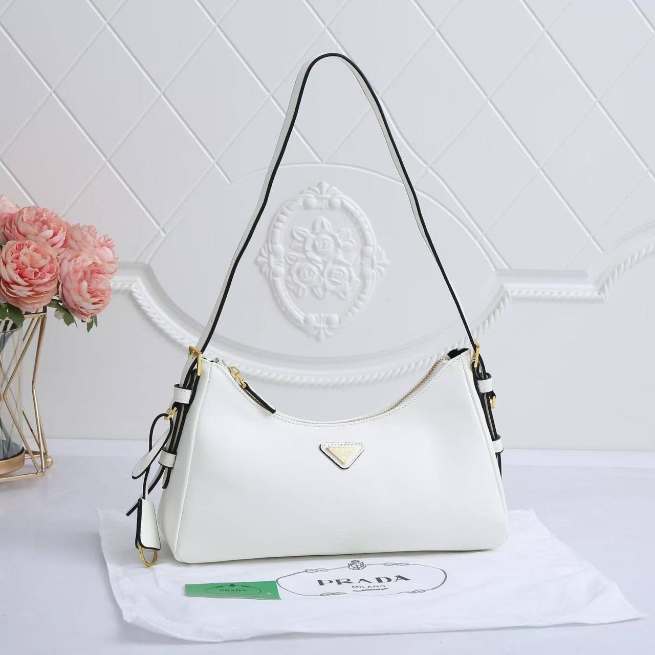 🎉 Offer 🎊  Prada Hobo Amiee
1️⃣ First quality
Size : 32 *  20 cm
70 dhs🪙🌨️

Zain115
♥️♥️♥️