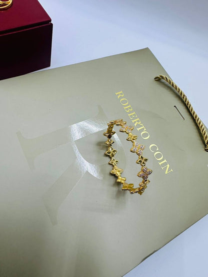 ROBERTO COIN ❤️‍🔥*
Bangle 💥
Master quality ✨
With normal boxes 📦 
85 dhs✅
With master box 🗃️ 
140 dhs✅

Zain216
♥️♥️♥️