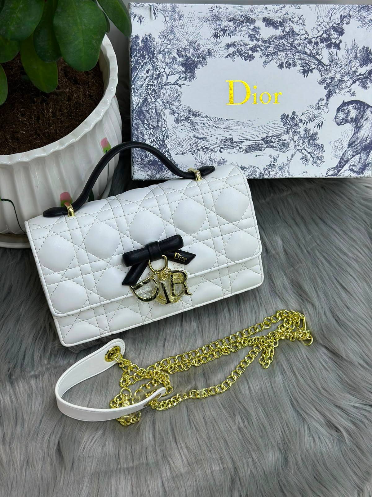 DIOR🌷

22cm🌷

110 dhs 
with box 

Zain244
♥️♥️♥️