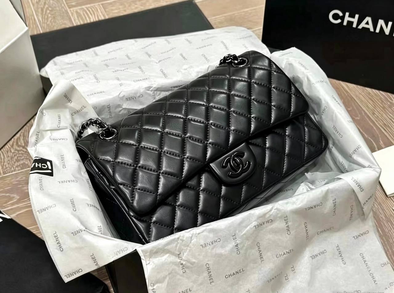 CHANEL

 NEW CAME 

HIGH QUALITY  

WITH  BOX  

150 DHS…🇦🇪🇦🇪
Zain295
♥️♥️♥️