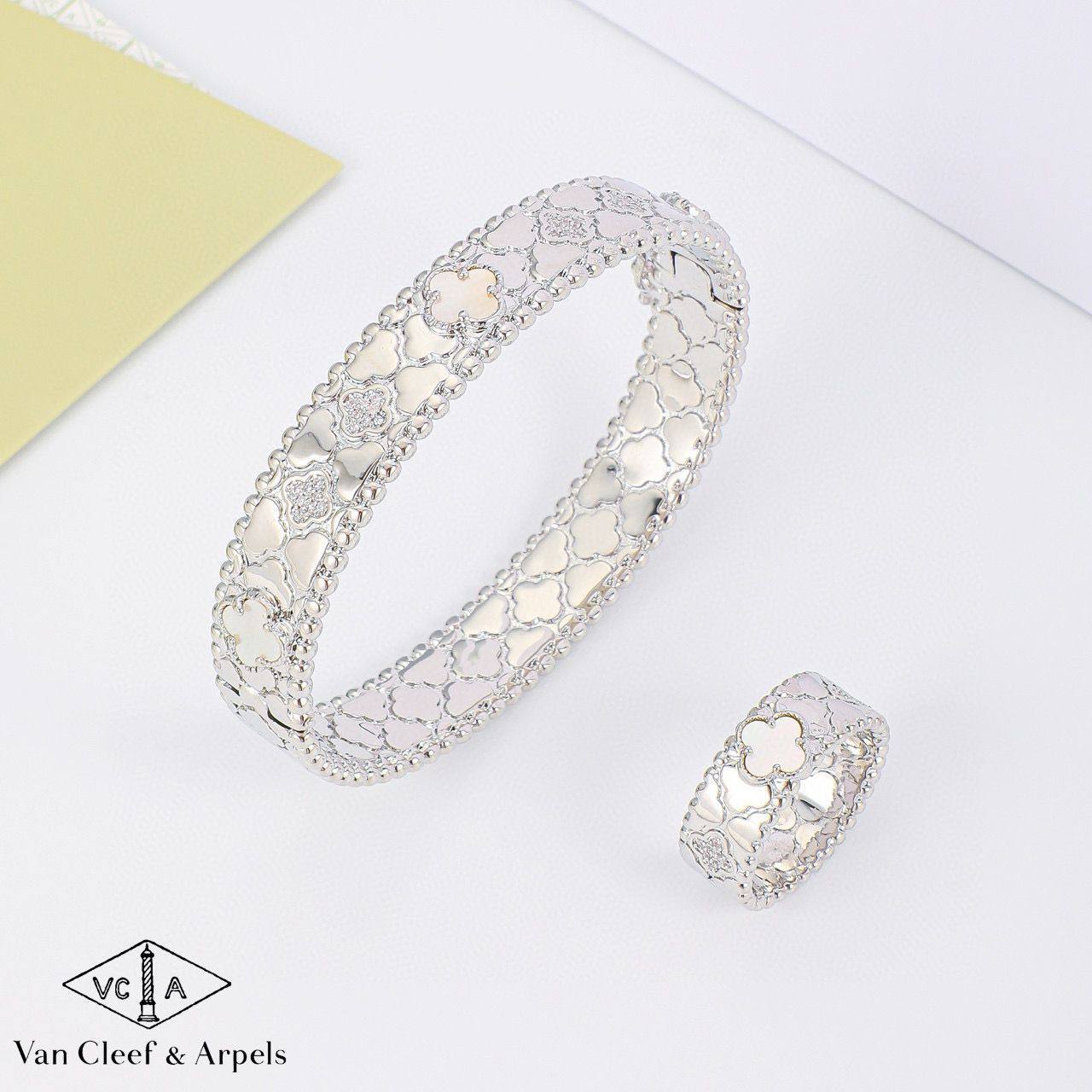 VCA ❤️‍🔥*
Bangle 🌊
Ring 💍 size available 👇
6,7,8,9
With normal boxes 📦 
110 dhs❣️
With master box 🗃️ 
135 dhs❣️

Zain216
♥️♥️♥️
