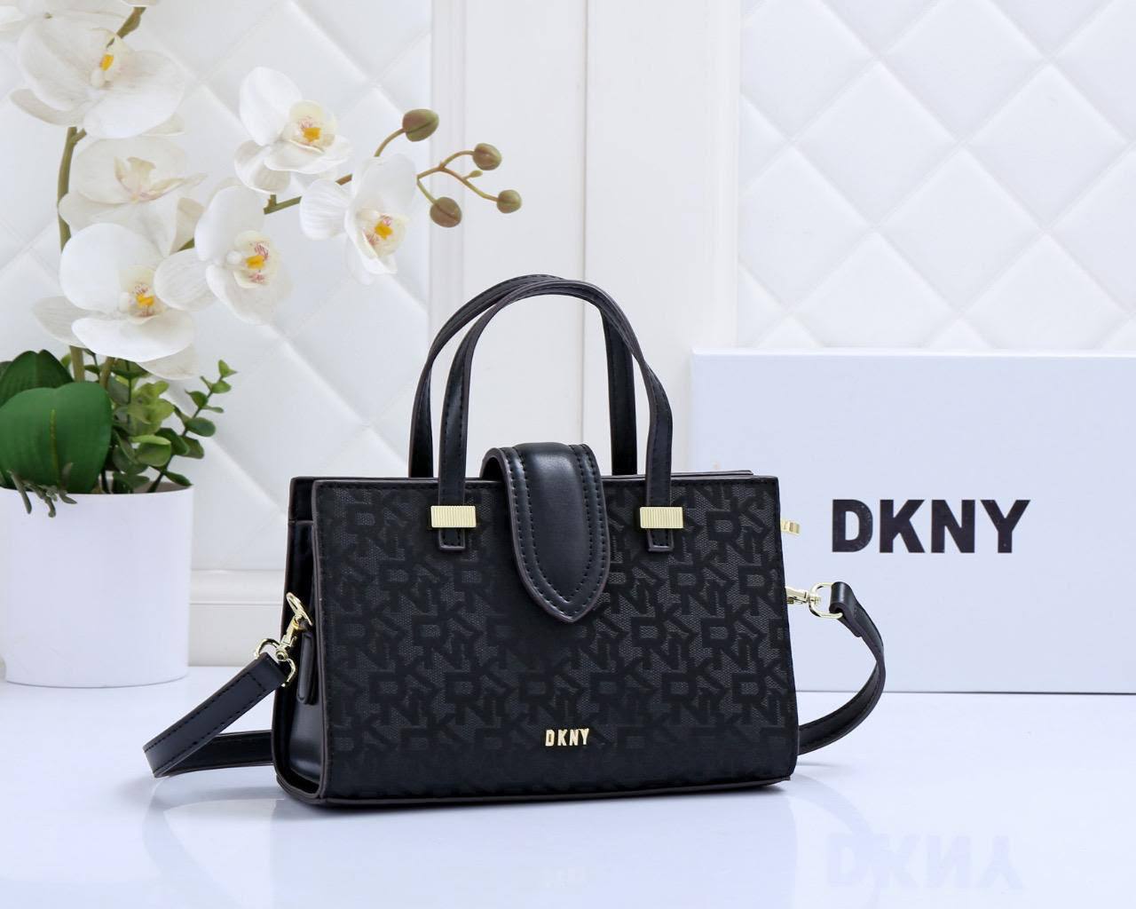 Dkny
Good quality 
Size 23*cm
100 dhs🇦🇪🇦🇪
With box 📦🔥🔥

Zain70
♥️♥️♥️