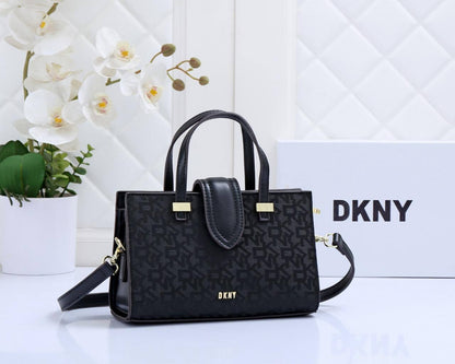 Dkny
Good quality 
Size 23*cm
100 dhs🇦🇪🇦🇪
With box 📦🔥🔥

Zain70
♥️♥️♥️